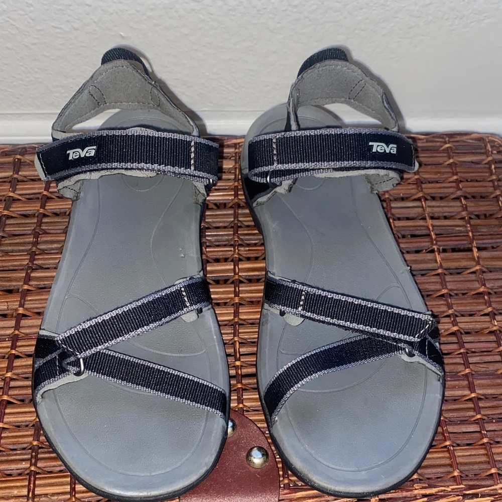 Teva Black and Gray Adventure Sandals size 7